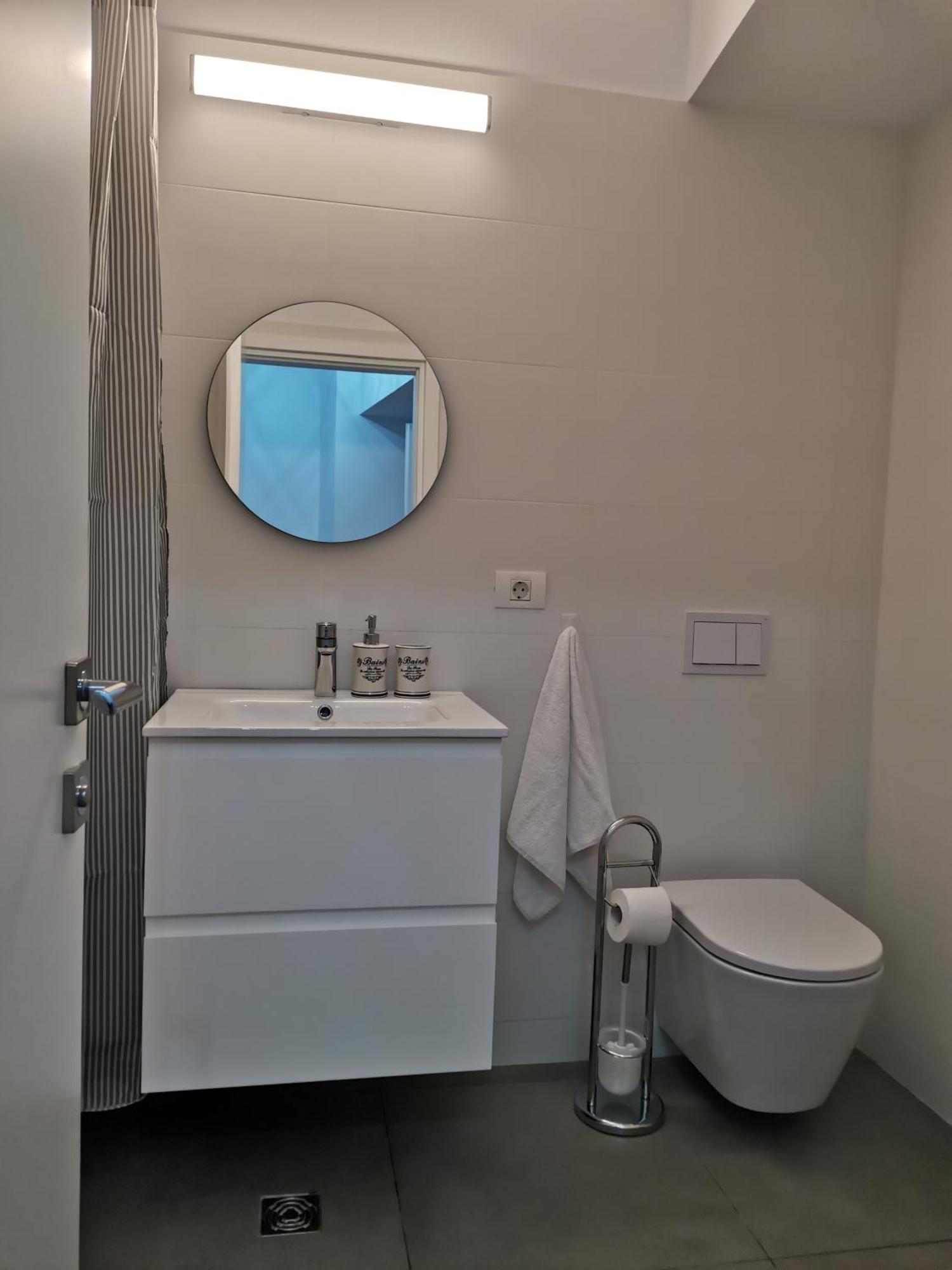 City Center Accommodation - 108 Resita Luaran gambar